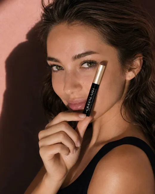 Модель QueenLash с флаконом сыворотки для ресниц